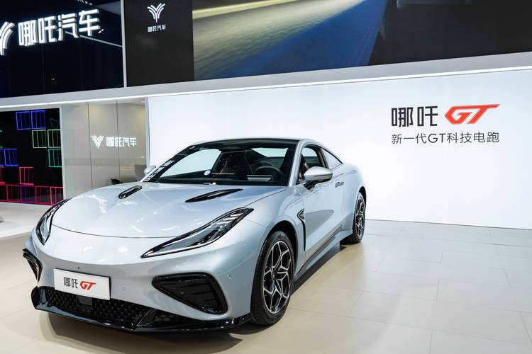 惠州322哪吒汽车在智能汽车领域的表现，领途汽车在新能源汽车市场中的影响力